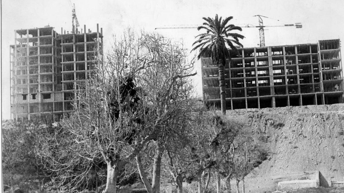 En la imagen de archivo, bloques de la Fase I en construcción en el año 1976.