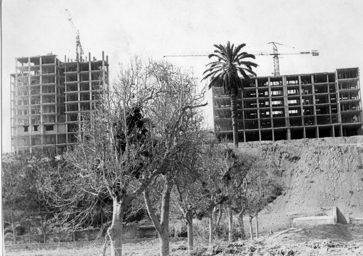 En la imagen de archivo, bloques de la Fase I en construcción en el año 1976.