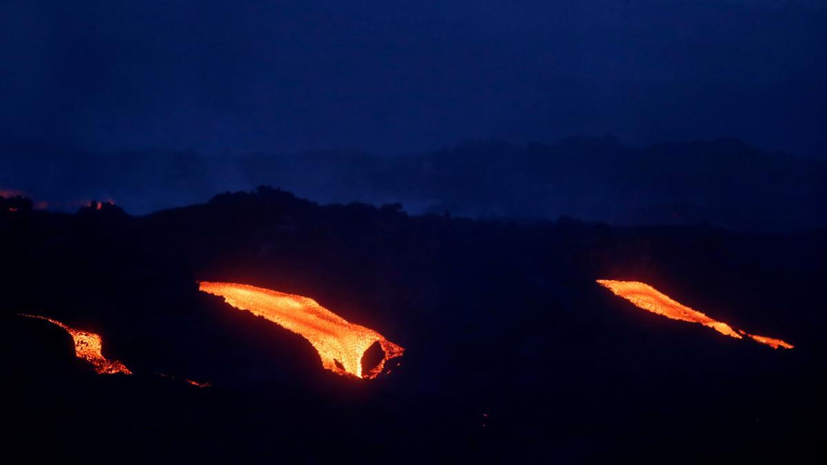 El volcán de La Palma continúa este lunes expulsando lava.