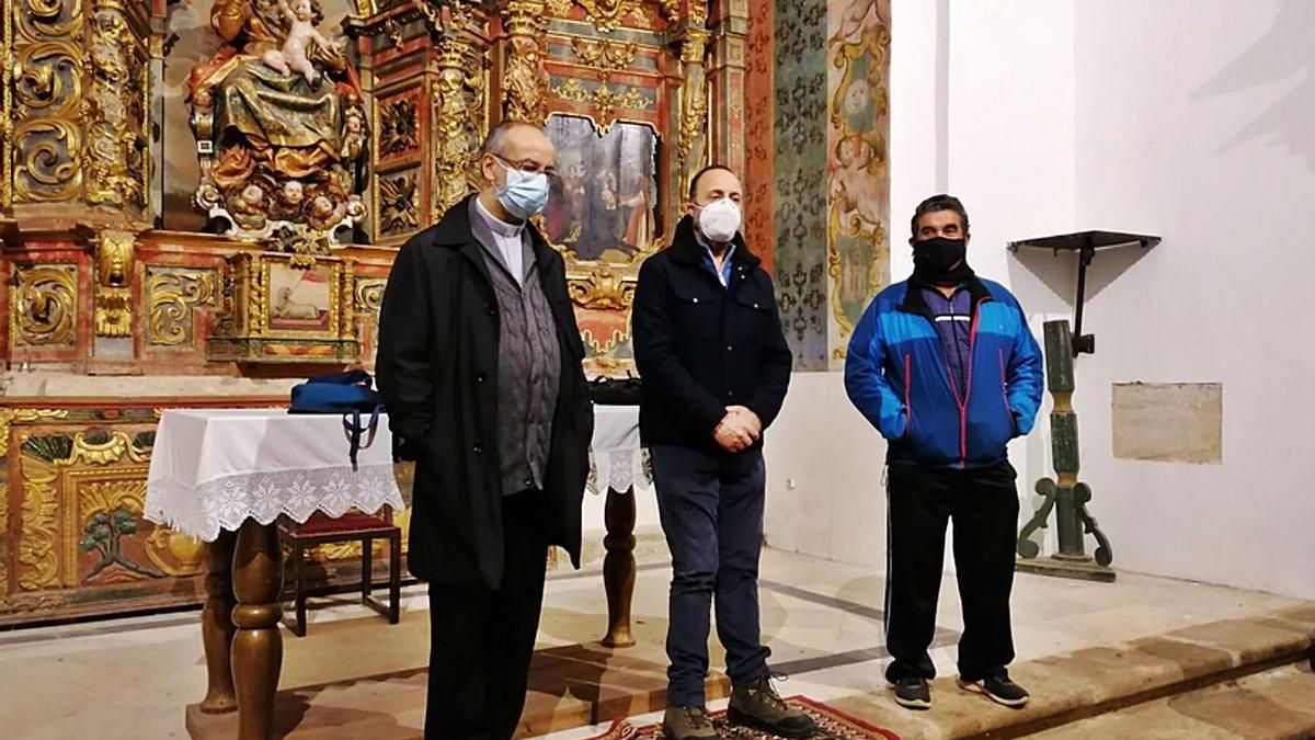 El párroco y responsables de la cofradía, durante la asamblea celebrada en Santa María de Arbas. | M. J. C.