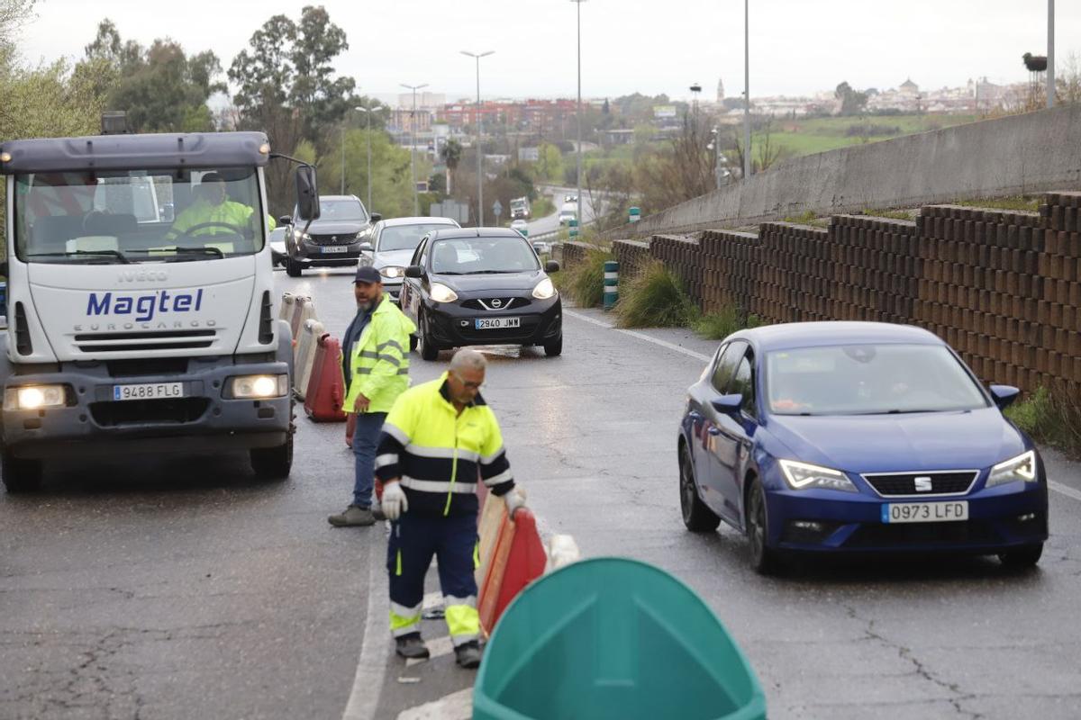 Acceso principal a La Quemadas, cortado por las obras de Emacsa.