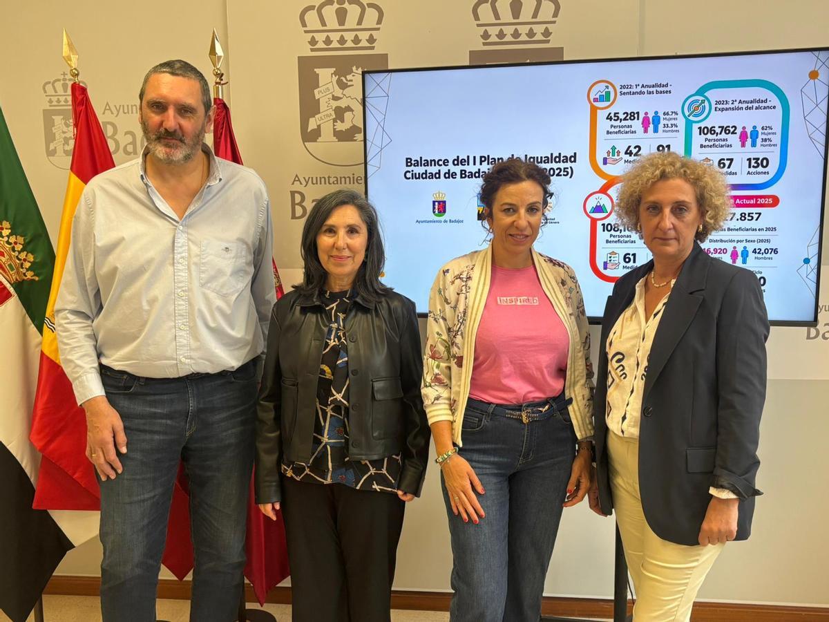 Juanco Pérez, concejal de Mujer de Badajoz, junto a las responsables del área de Igualdad del ayuntamiento.