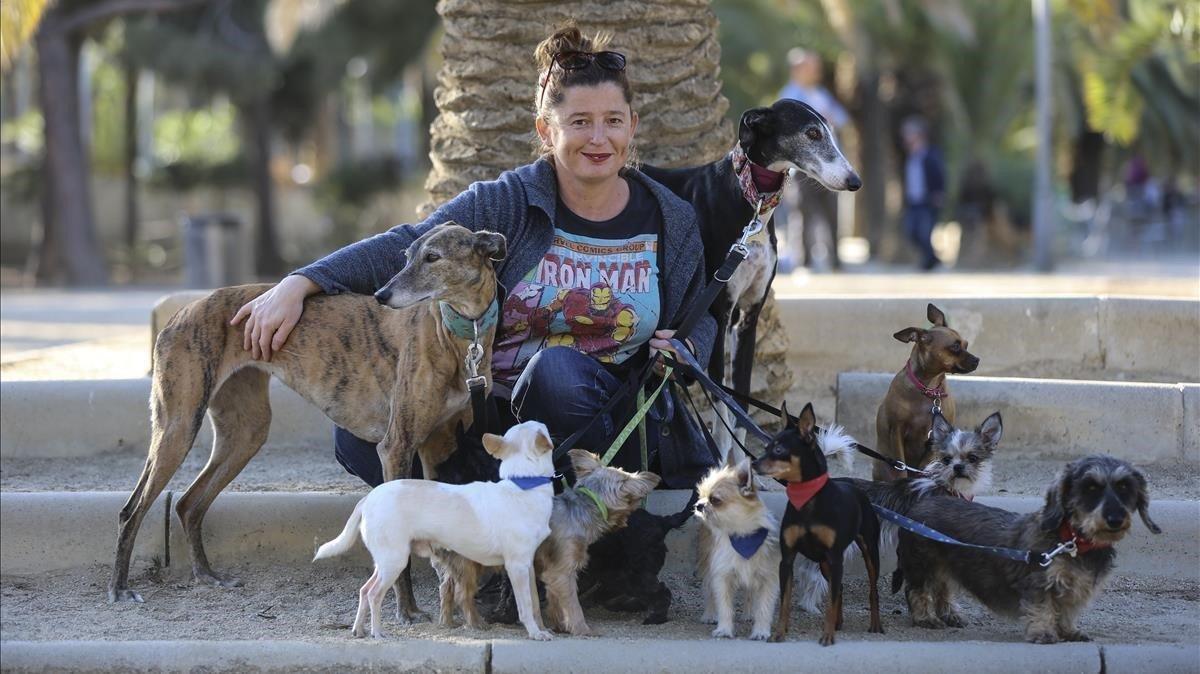 Maria Alemany, con sus diez perros en un parque.