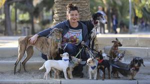 Maria Alemany, con sus diez perros en un parque.