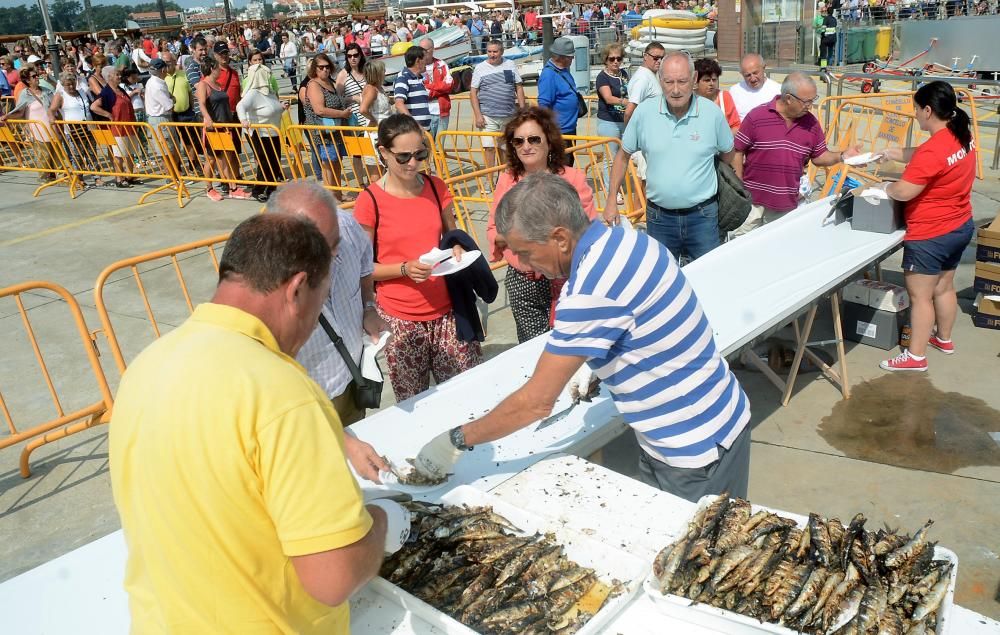 Sanxenxo homenajea a os turistas con una sardiñada