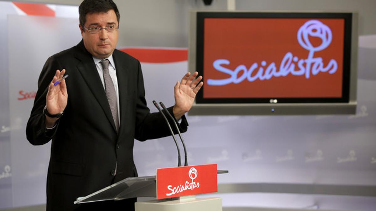 El portavoz del PSOE en el Senado, Óscar López, en una rueda de prensa.
