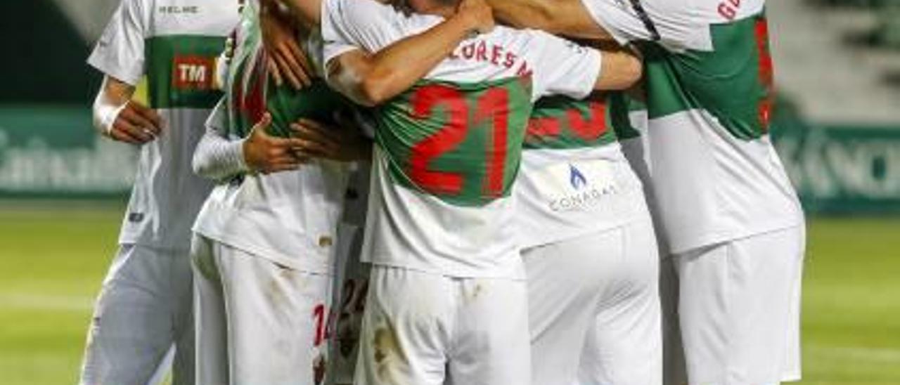 Los jugadores del Elche celebran un gol durante un partido de la presente temporada.