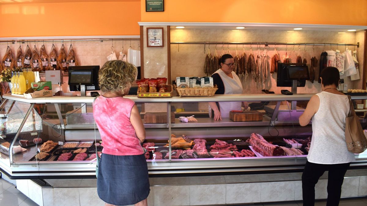 Clientes comprant a a Cal Guitart, al passeig de la Indústria de Berga