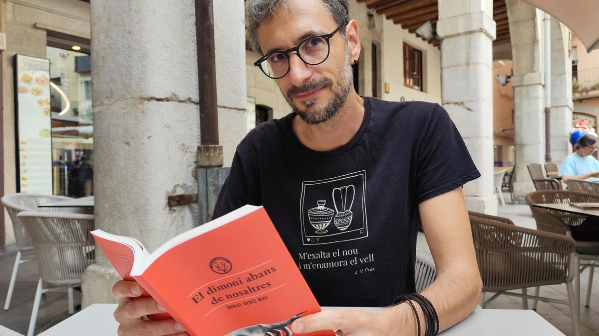 Daniel Genís amb la novel·la premiada, a Figueres.