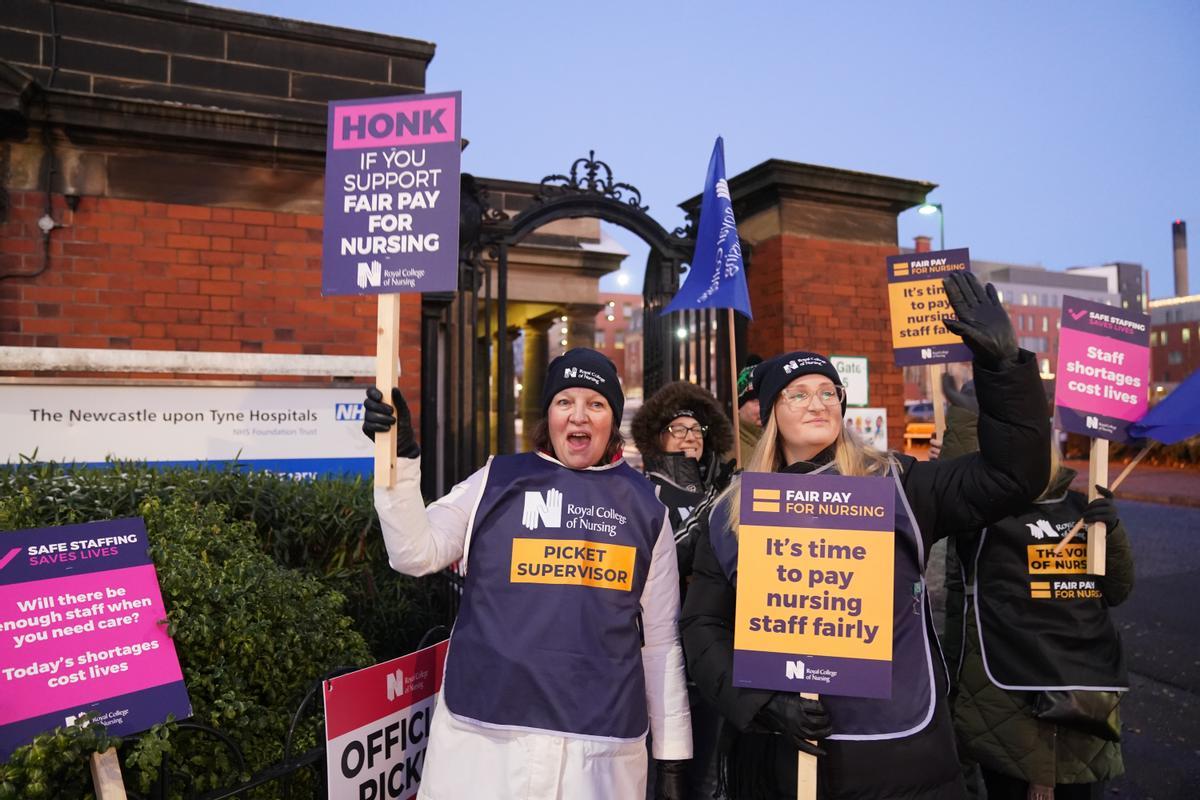 Protesta de enfermeras del Royal College of Nursing (RCN) en un centro hospitalario de Newcastle.