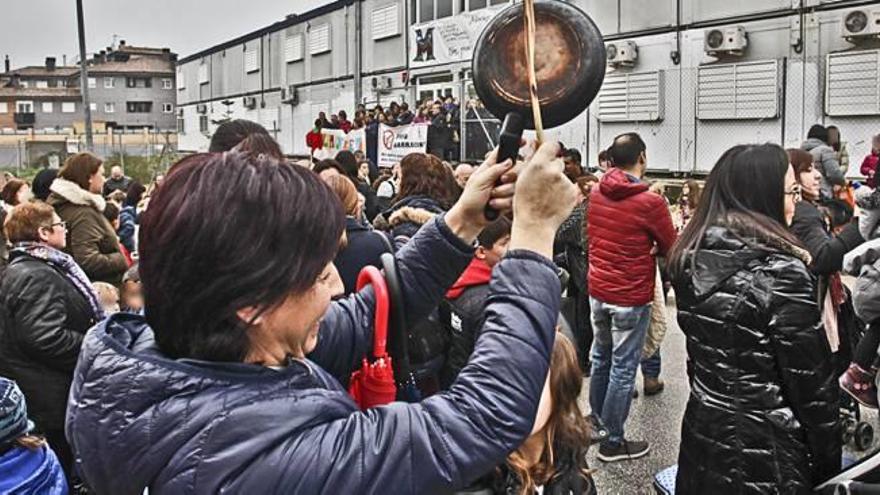 Alumnos y padres reivindicando el nuevo colegio.