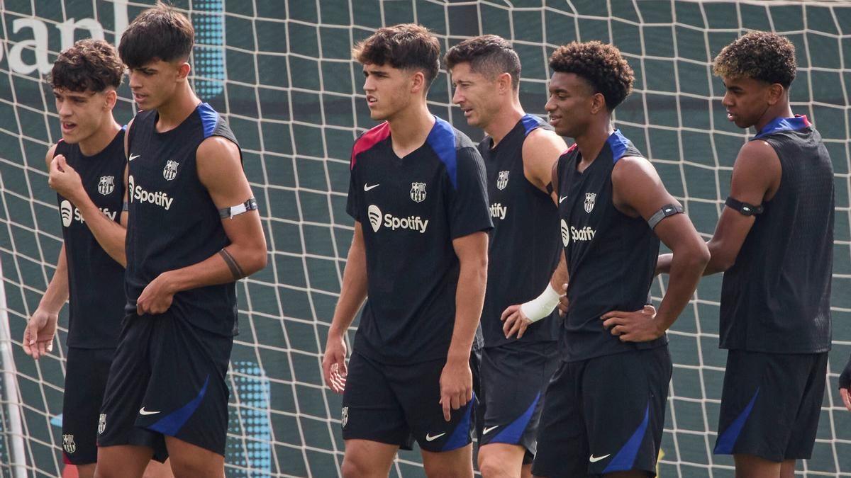 Lewandowski, rodeado de Fort, Bernal, Cubarsí, Balde y Lamine Yamal