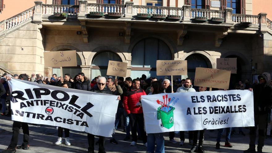 Unes 200 persones es concentren a Ripoll per defensar el dret a l&#039;empadronament: &quot;Cap persona és il·legal&quot;