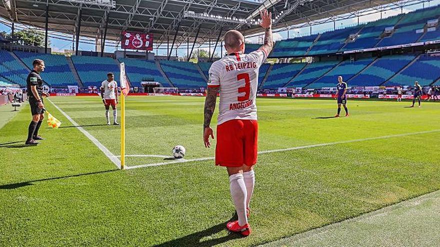 Angeliño sacando un corner.