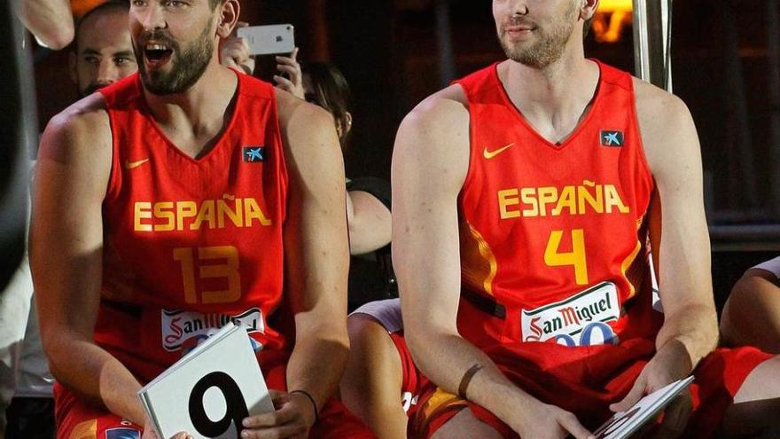 Marc y Pau Gasol, durante un acto con la selección española de baloncesto.