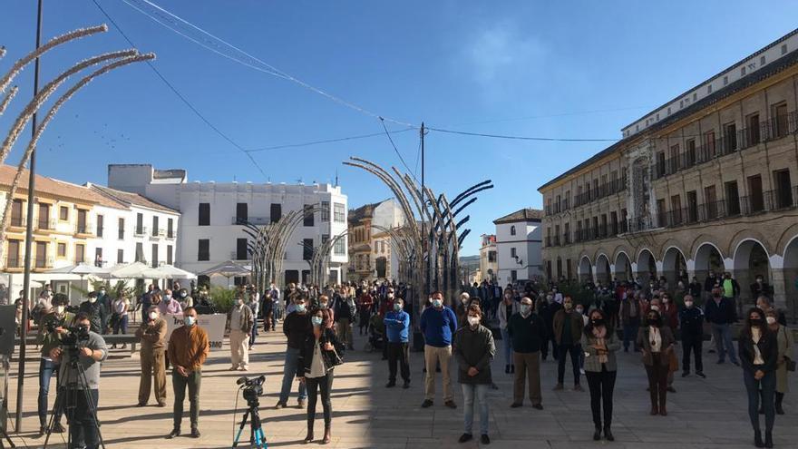 Alrededor de 150 personas se concentran en Baena contra la moción de censura