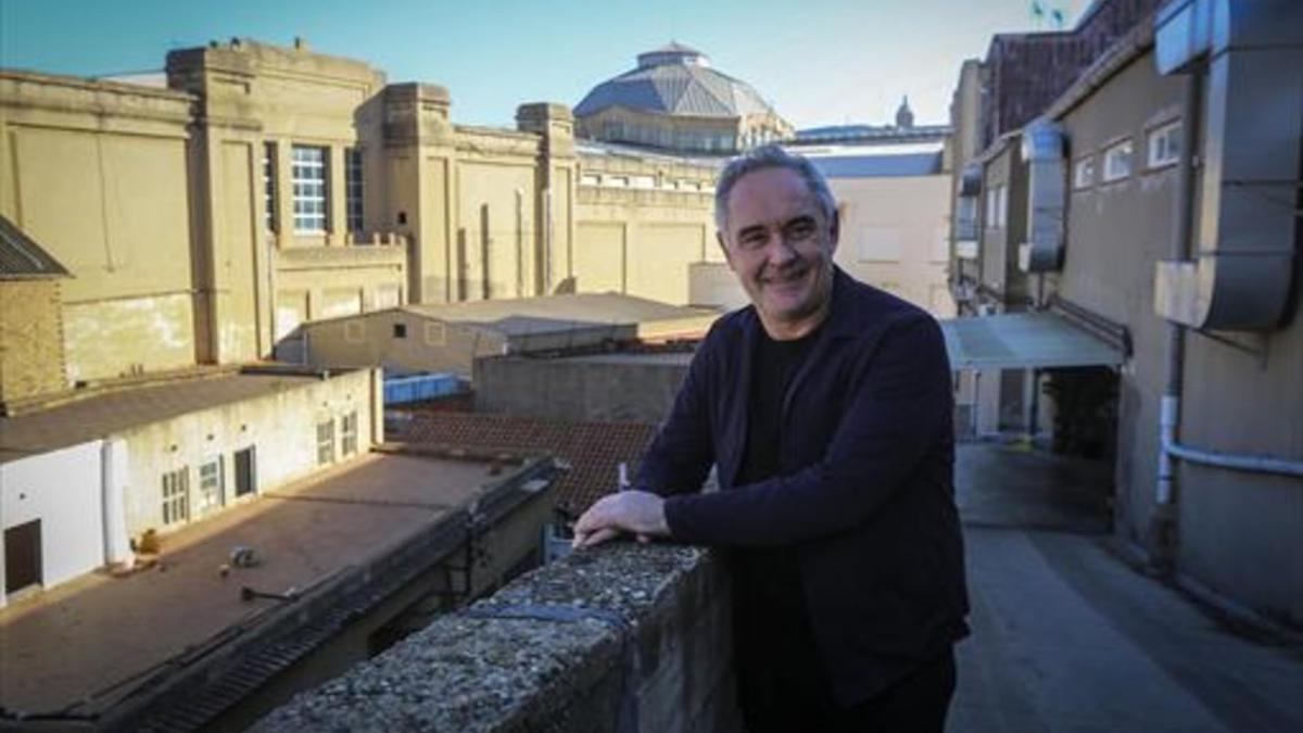 Ferran Adrià, en el patio de  BulliLab, en la calle de Mèxic, donde trabaja.