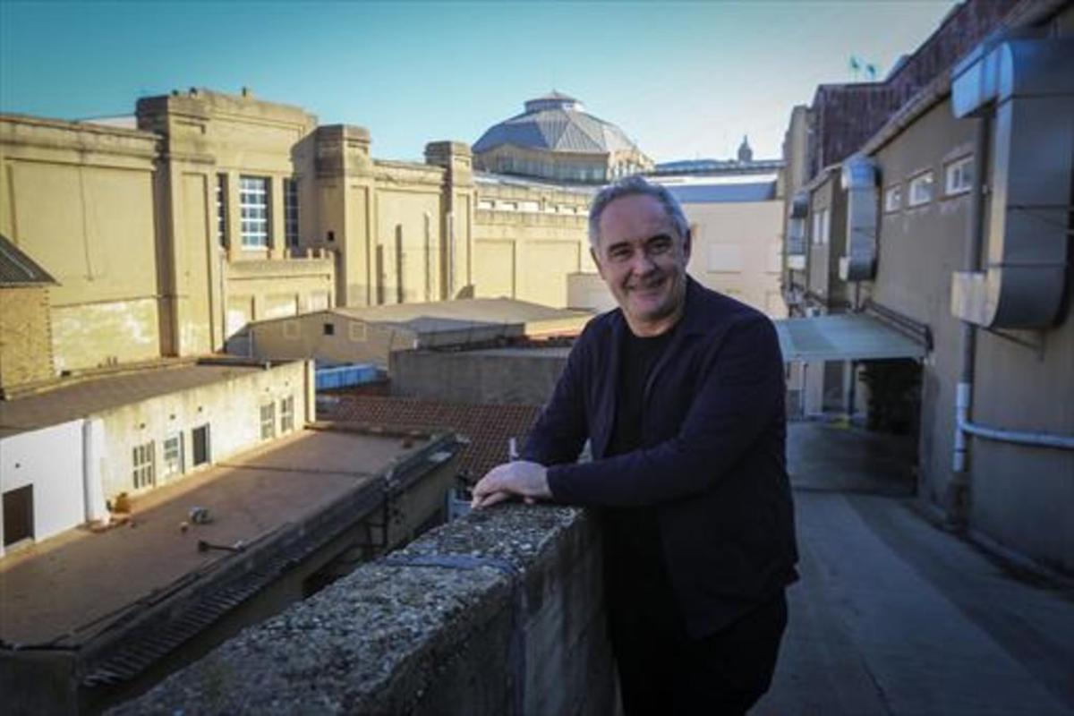 Ferran Adrià, al pati de  BulliLab, al carrer de Mèxic, on treballa.