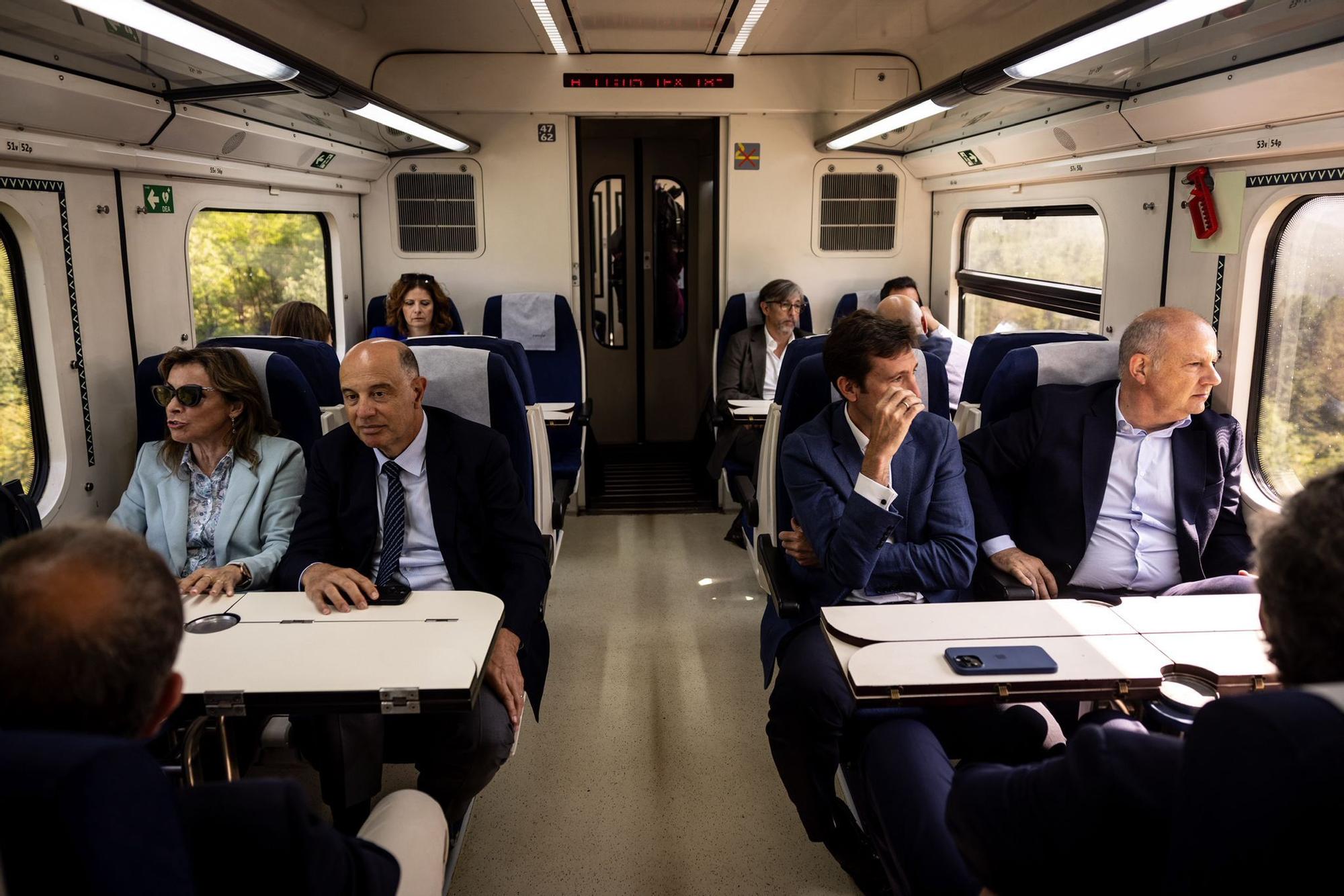 En imágenes | Así ha sido el viaje inaugural del Canfranero en su vuelta a la actividad tras las obras de remodelación de la línea
