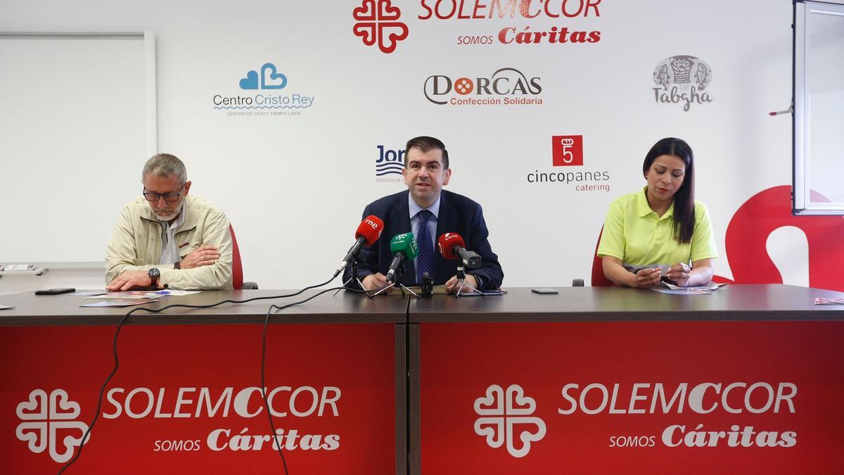 Ismael Ramírez, Salvador Ruiz y Angy Mari Lucena, una de las beneficiadas, durante la presentación de la memoria de Solemccor.