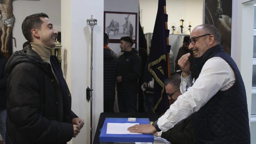Edgar Fernández, a la izquierda, en el momento de votar.