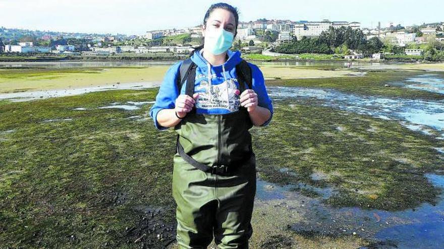 La oceanógrafa experta en praderas marinas Verónica García, ayer en la playa de Santa Cristina, rodeada de Zostera noltii. |   // M.V.