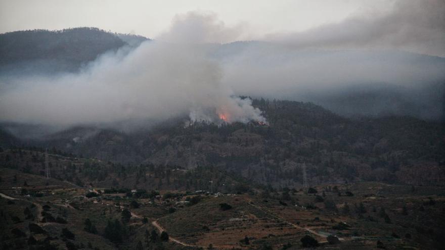 Los helicópteros recogen agua este sábado para sofocar el incendio de Arico