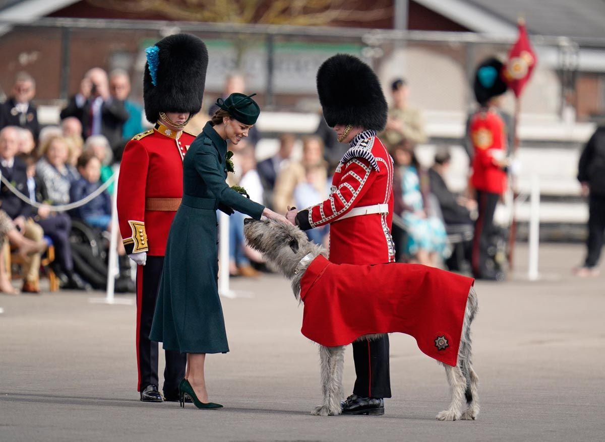 Kate Middleton con la mascota de la guardia irlandesa en la tradicional ceremonia de San Patricio