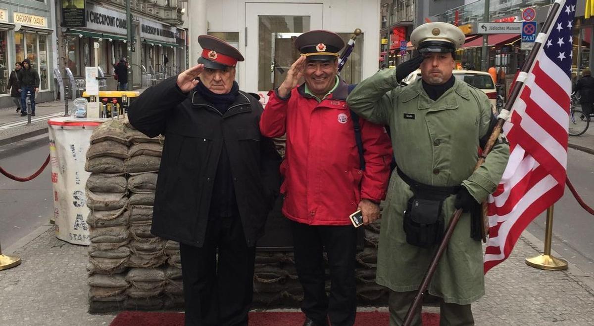 El periodista marbellí José Luis Yagüe, primero por la izquierda, en una visita a Berlín.