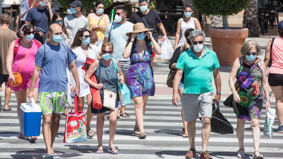 Vecinos de Alicante pasean protegidos con sus mascarillas