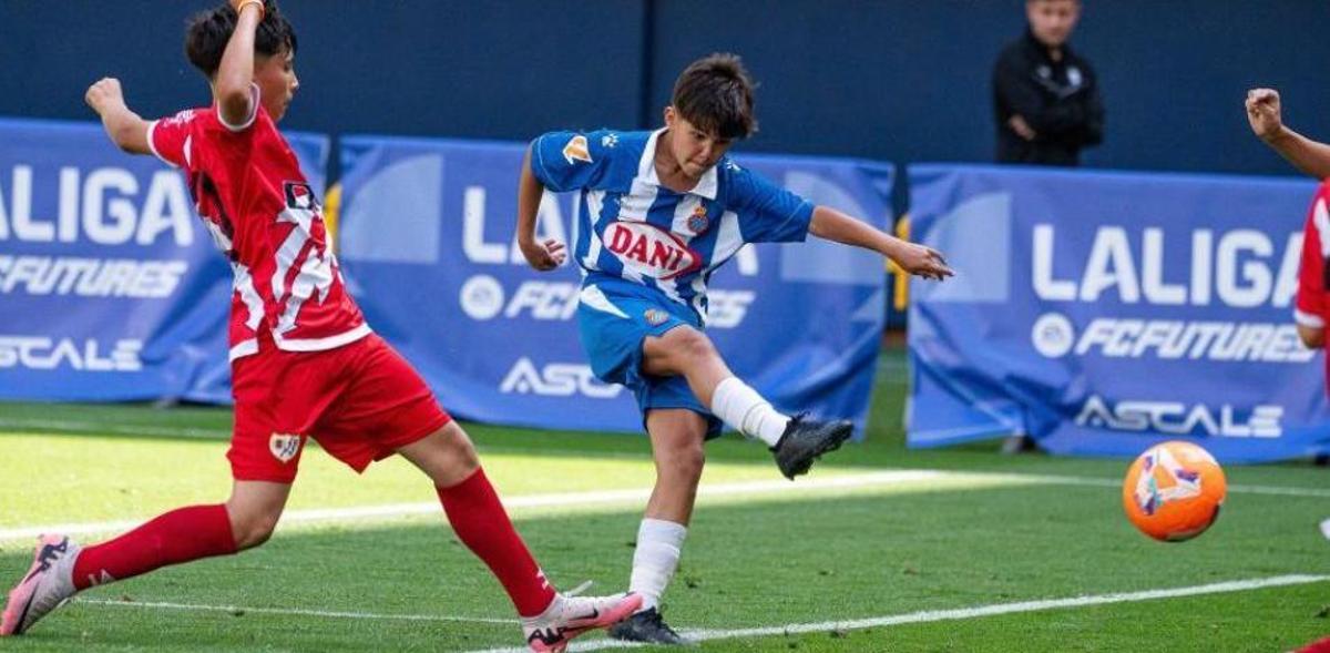 Una de las jóvenes 'joyitas' del Espanyol dispara a gol con sus botas negras
