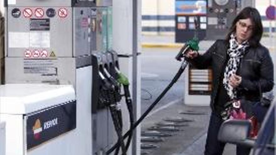 Una conductora en una gasolinera vinculada a una petroliera sancionada.