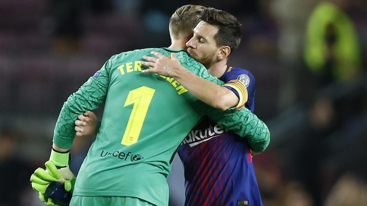 Ter Stegen y Messi se abrazan tras el triunfo del Barça sobre la Juve en el Camp Nou.