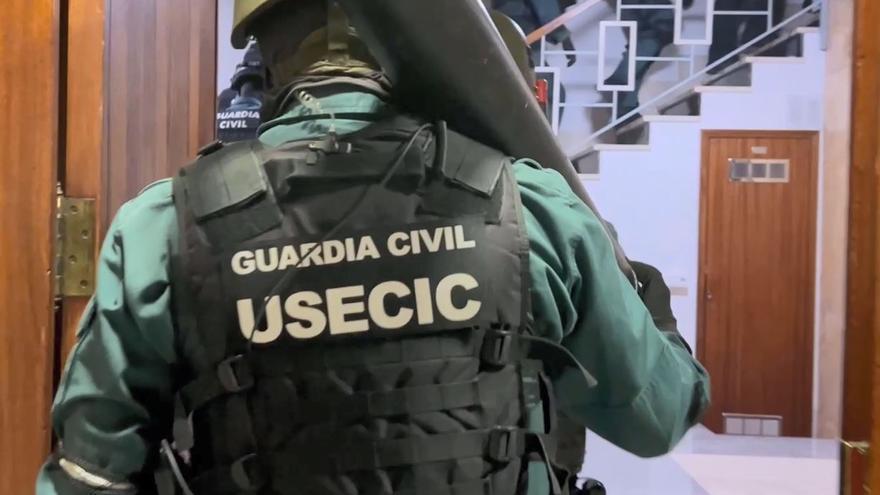 Agentes de la Guardia Civil durante uno de los registros.