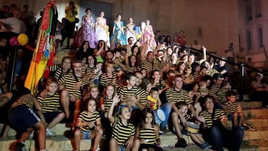 La reina de las fiestas, Ainhoa Pérez, y sus damas de honor, con una de las peñas que participaron en la entrada