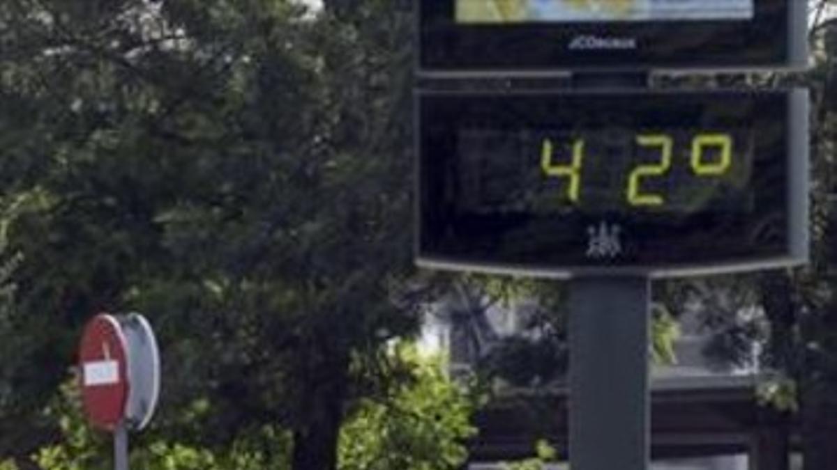 Un termómetro callejero da forma numérica al calor, ayer, en Córdoba.