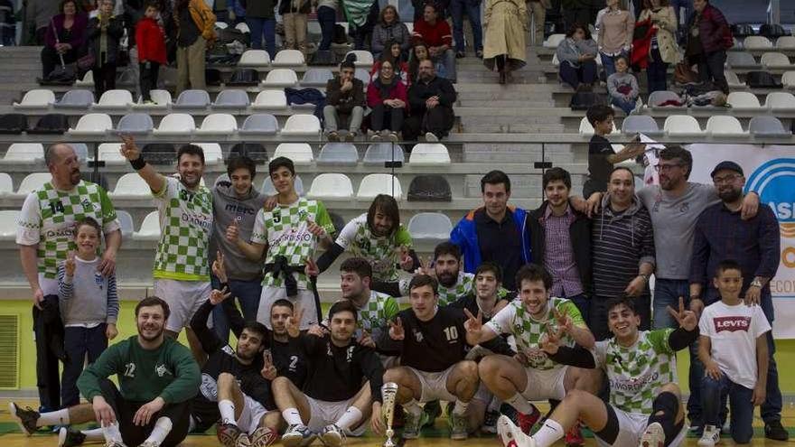 Jugadores y cuerpo técnico del Balonmán Deza posan, ayer, con la Copa Federación. // Bernabé/Ana Agra