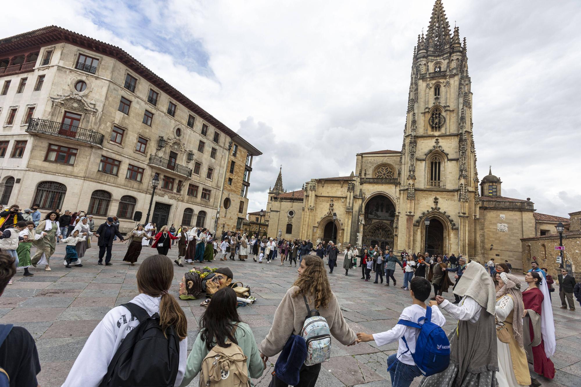 En imágenes | Cabalgata del Heraldo por las calles de Oviedo