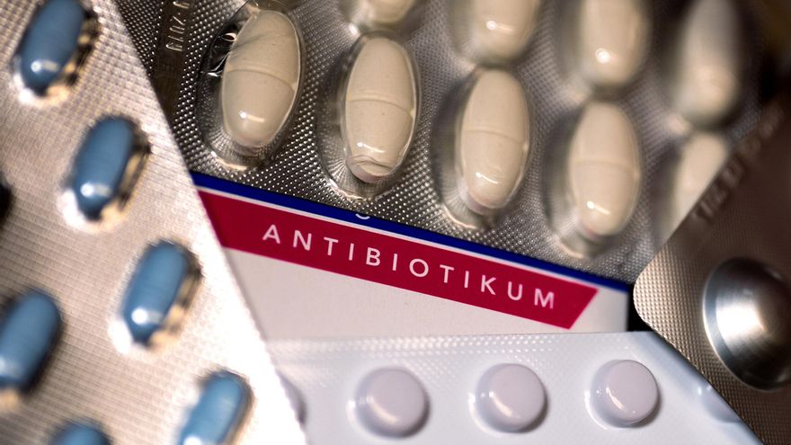 Archivo - FILED - 22 November 2021, Berlin: A packet of antibiotics and various other medicines lie on a table in a pharmacy in Berlin. The World Health Organization (WHO) has said it is highly concerned about increasing antibiotic resistance in humans. P