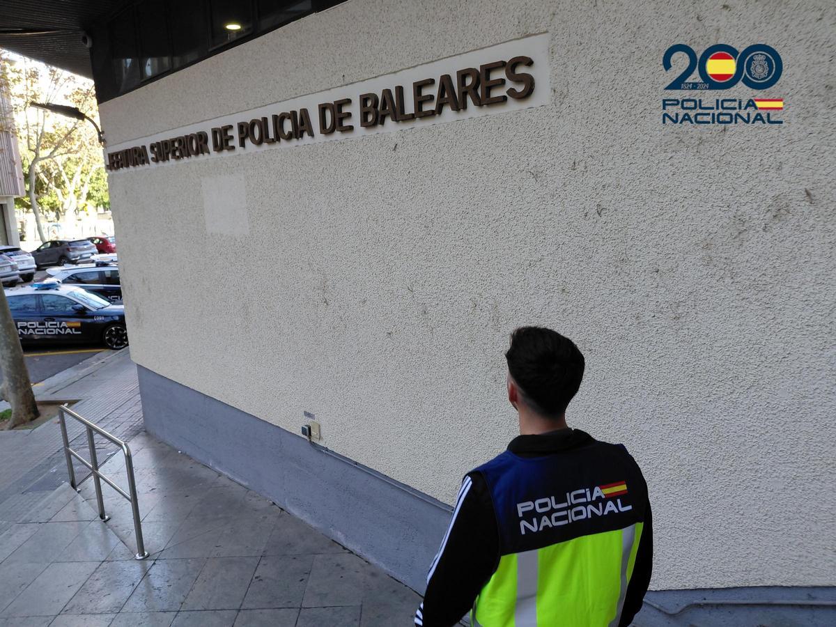 Un agente de Policía, en la entrada de la Jefatura Superior, en Palma.