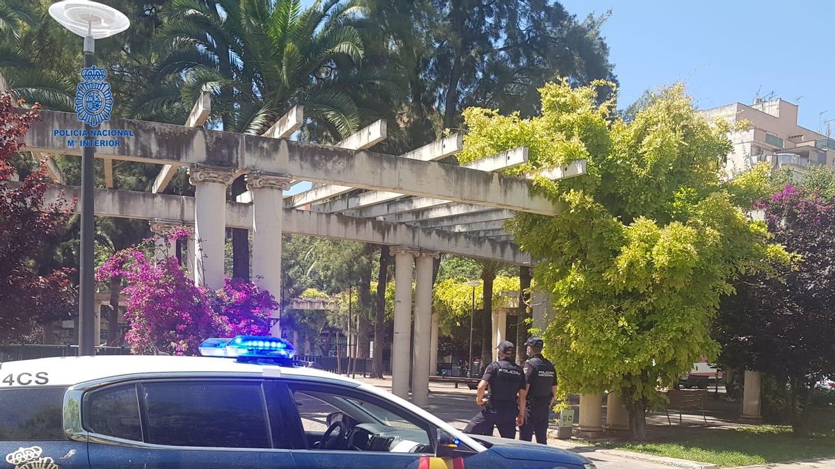Agentes de la Policía Nacional, en la Plaza de las Columnas.