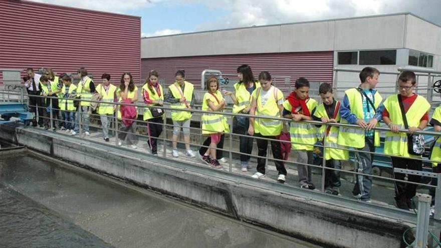 Un grupo de escolares visitan las instalaciones de la depuradora de Guillarei.