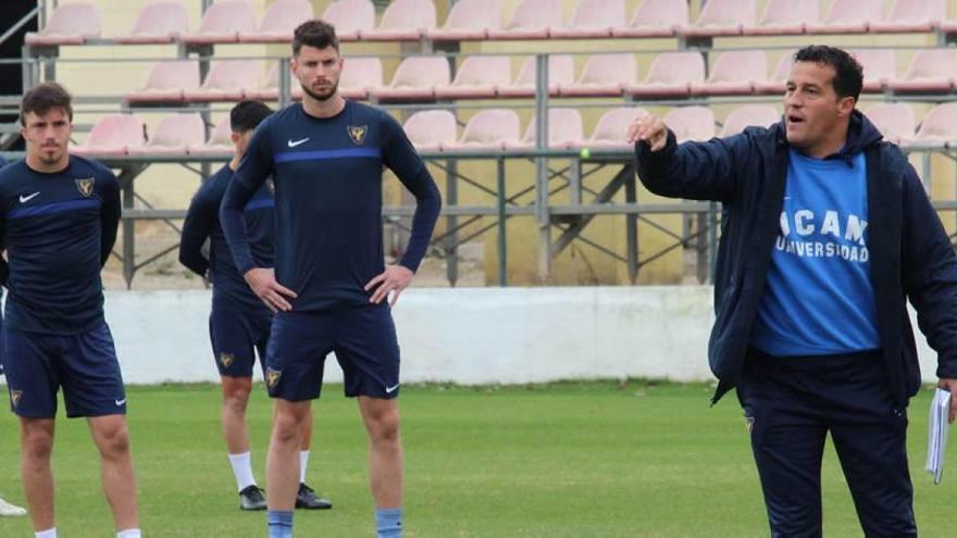 Luis Casas da instrucciones a sus jugadores en el entrenamiento de ayer.