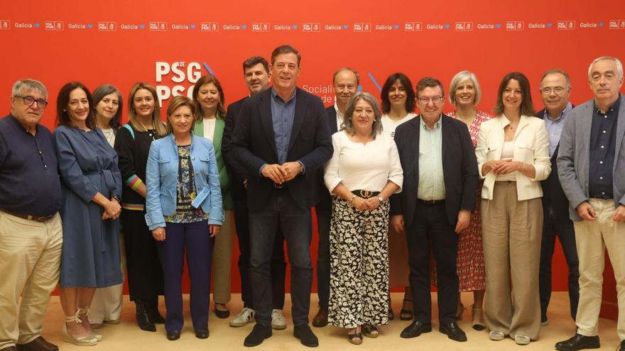 Besteiro, con los integrantes de la interparlamentaria del PSdeG, en Santiago. |   // XOÁN ÁLVAREZ