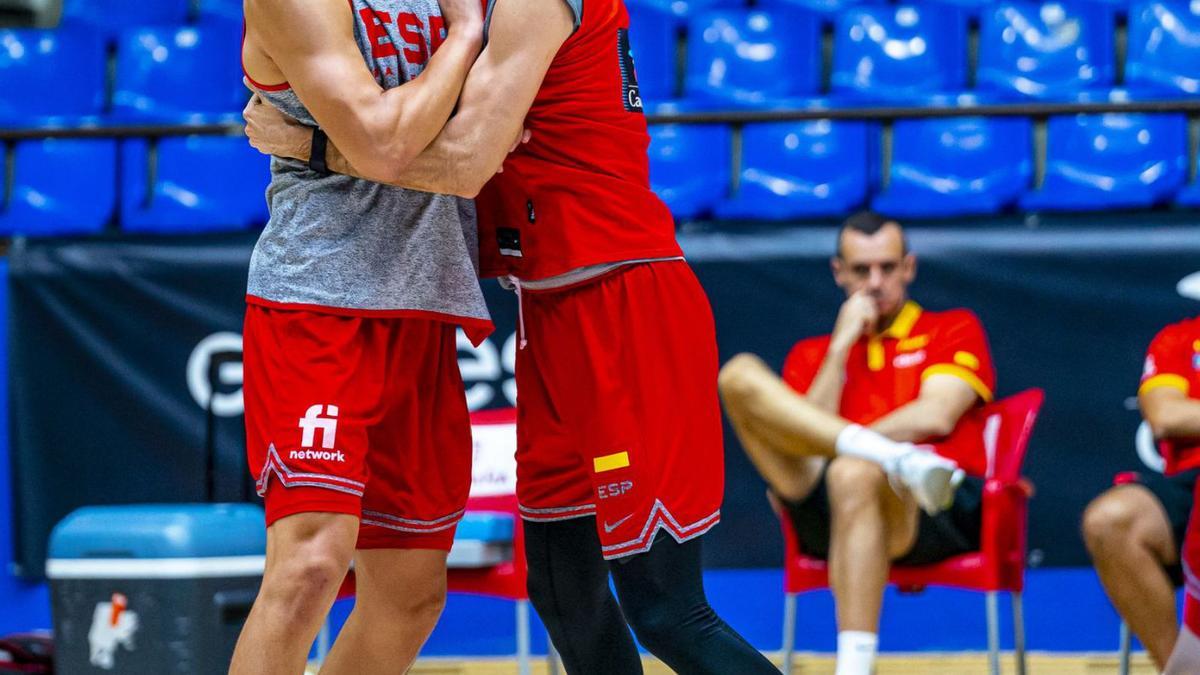 Los taronjas Jaime Pradilla y López-Arostegui, en un entrenamiento de la selección. | FEB