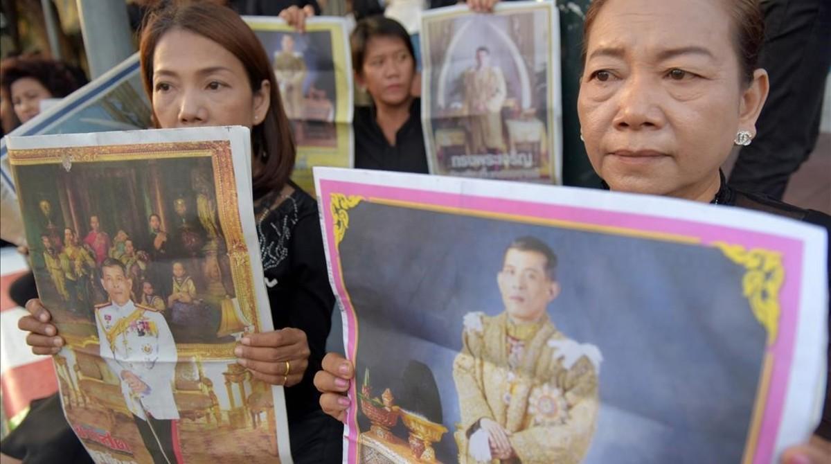 mbenach36479255 women hold images of thai crown prince maha vajiralongkorn o161201170139