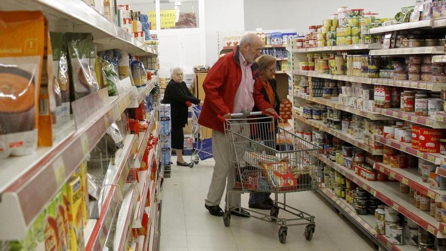 Una pareja haciendo la compra. // J. Lores