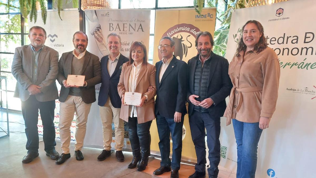 Entrega de los diplomas acreditativos a los premiados en el I Concurso Profesional de Rabo de Toro cordobés