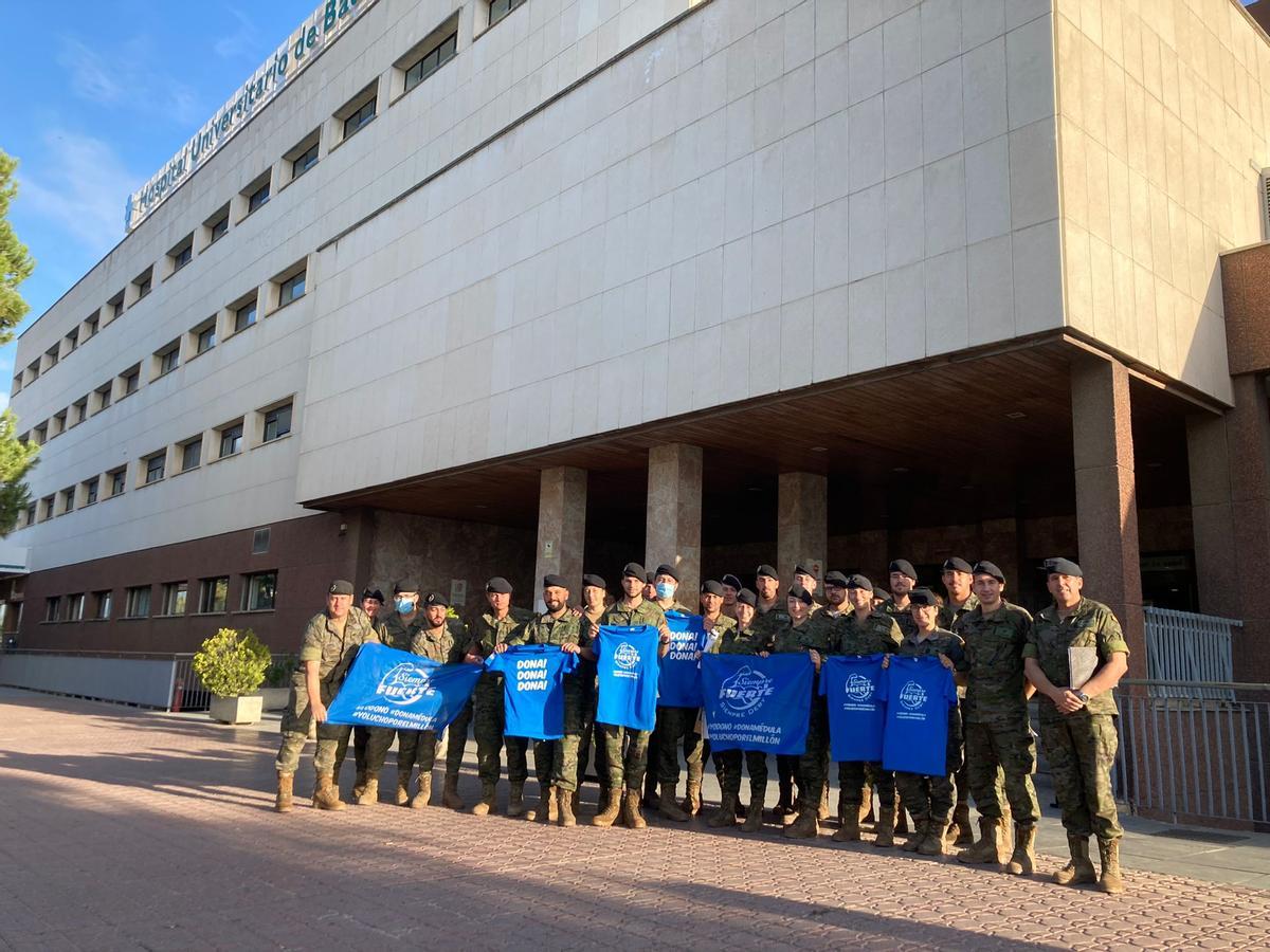 Los donantes en la puerta del Hospital Universitario, esta mañana.