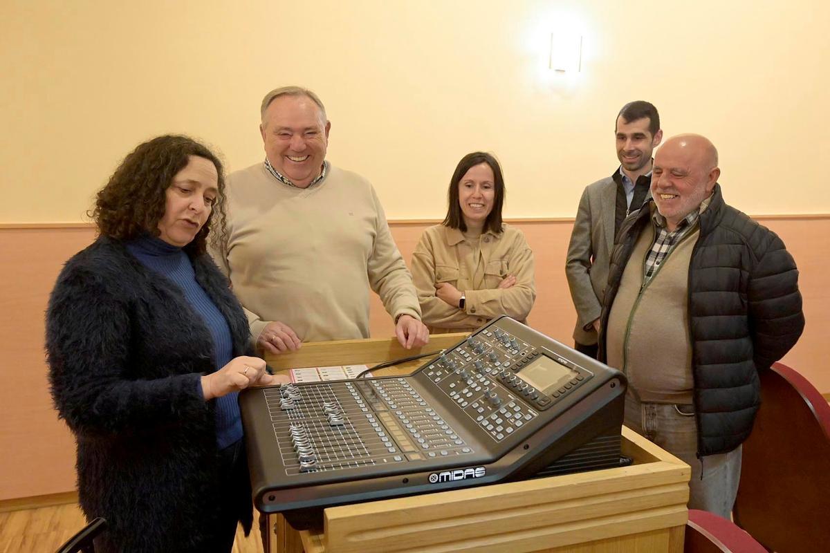 Belén do Campo e José Manuel López, á esquerda, na renovada Casa da Cultura.